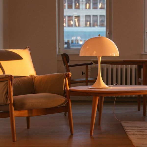 Biała lampa stołowa Panthella od Louisa Poulsena o zaokrąglonej formie