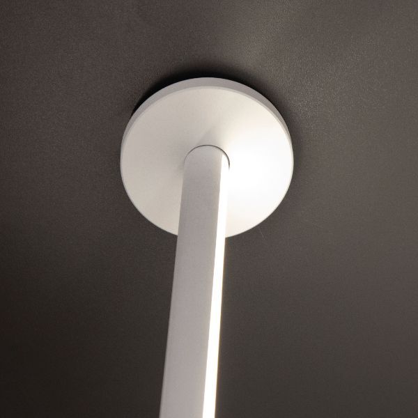 Biała lampa sufitowa Vertical L z listwą LED biegnącą od sufitu do podłogi