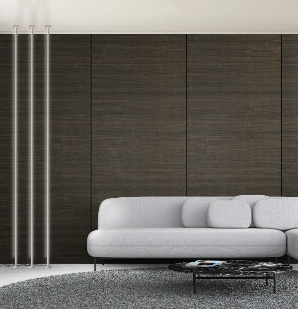 Biała lampa sufitowa Vertical L z listwą LED biegnącą od sufitu do podłogi