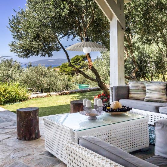 Biała lampa wisząca Fala o klasie szczelności IP65, idealna na taras