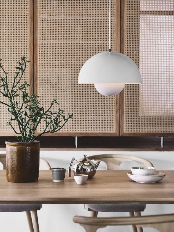 Biała, matowa lampa wisząca Flowerpot VP7 o średnicy 37 cm