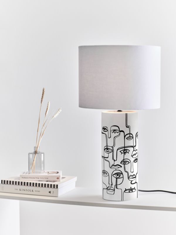 Biała stołowa lampa Family z motywem twarzy