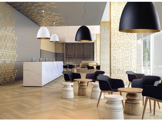 Biała wisząca lampa Egg z dużym kloszem i złotym wnętrzem