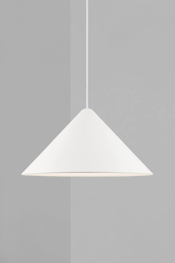 Biała wisząca lampa Nono 49 w stylu japandi od DFTP z dużym, szerokim kloszem