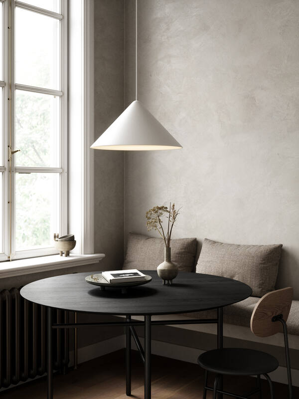 Biała wisząca lampa Nono 49 w stylu japandi od DFTP z dużym, szerokim kloszem