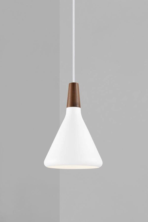 Biała wisząca lampa Nori 18 od DFTP z metalowym kloszem