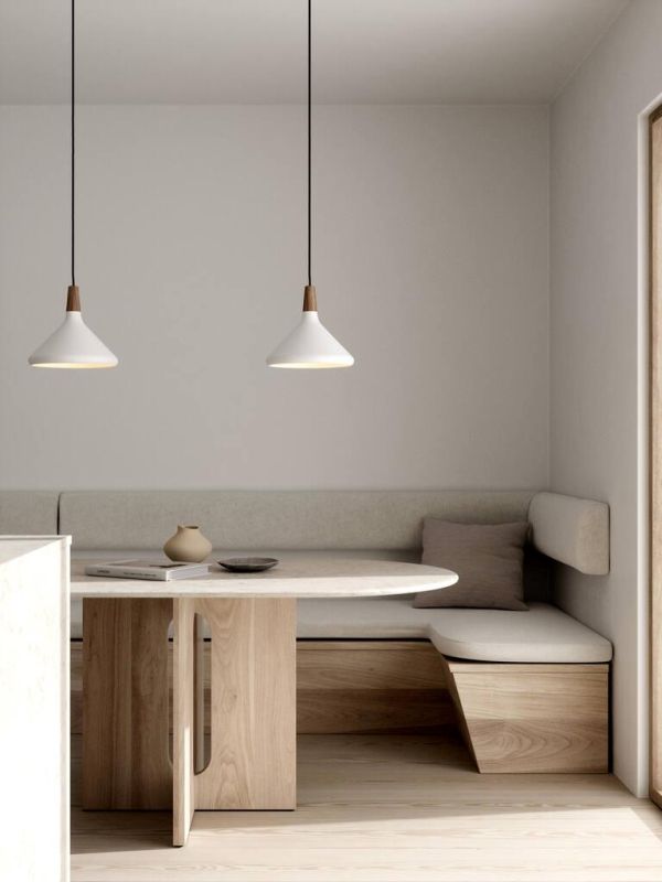 Biała wisząca lampa Nori 27 od DFTP, idealna nad stół