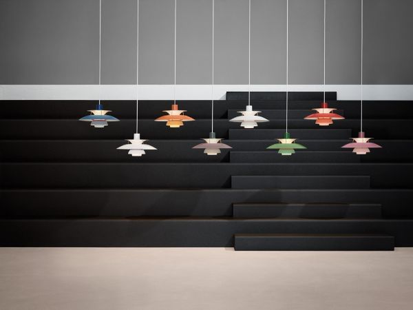 Biała wisząca lampa PH 5 od Louis Poulsen z subtelnymi złotymi akcentami