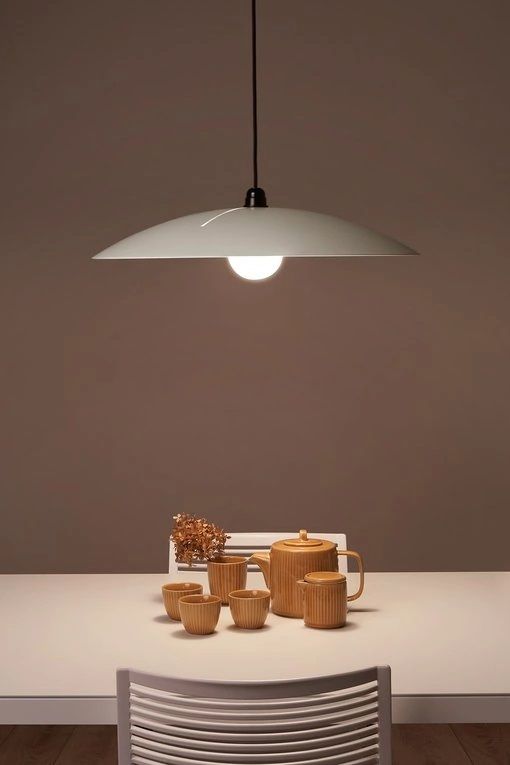 Biała wisząca lampa Sputnik z szerokim kloszem i klasą szczelności IP65