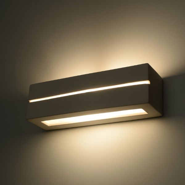 Biały ceramiczny kinkiet Vega Line o podłużnym kształcie