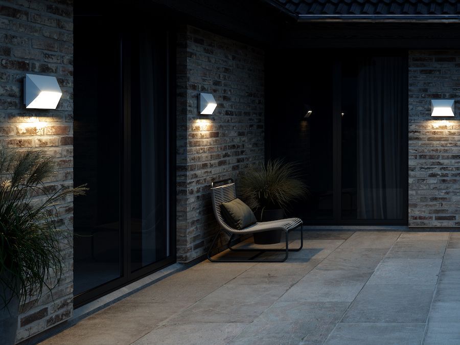 Biały kinkiet Pontio 27 o szerokiej konstrukcji i klasie szczelności IP54