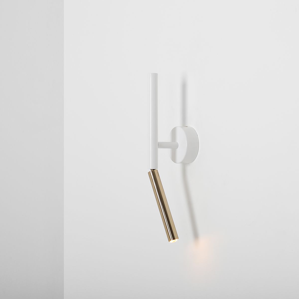 Biały kinkiet Stick z złotą głowicą