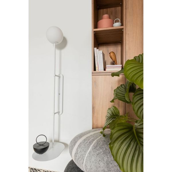 Biały kinkiet Tablo z półką i szklanym kloszem