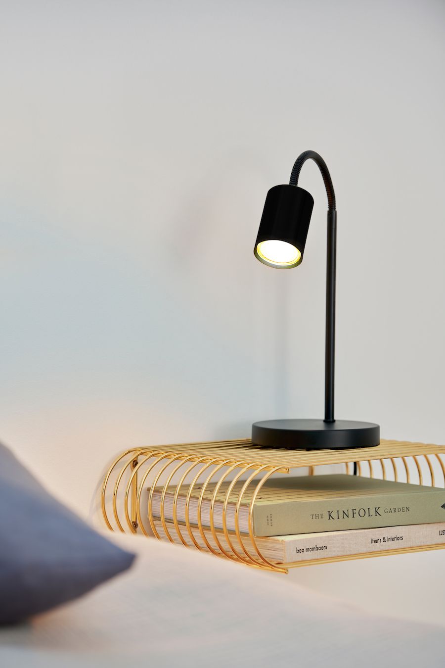Biurkowa lampa Explore z elastycznym ramieniem i złotym kloszem