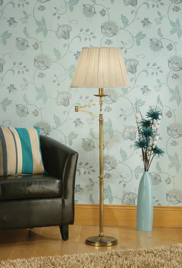 Brązowa lampa podłogowa Stanford Interiors z ruchomym ramieniem