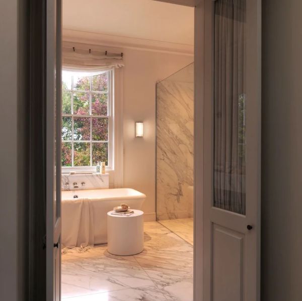 Brązowy, ściemnialny kinkiet Versailles 250 o klasie szczelności IP44