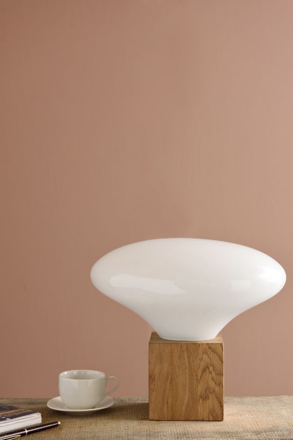 Cocoon – stylowa lampa stołowa z białym kloszem i drewnianą podstawą