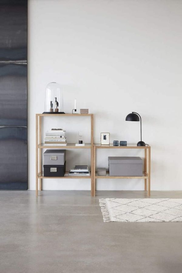 Czarna biurkowa lampa Form z szerokim kloszem