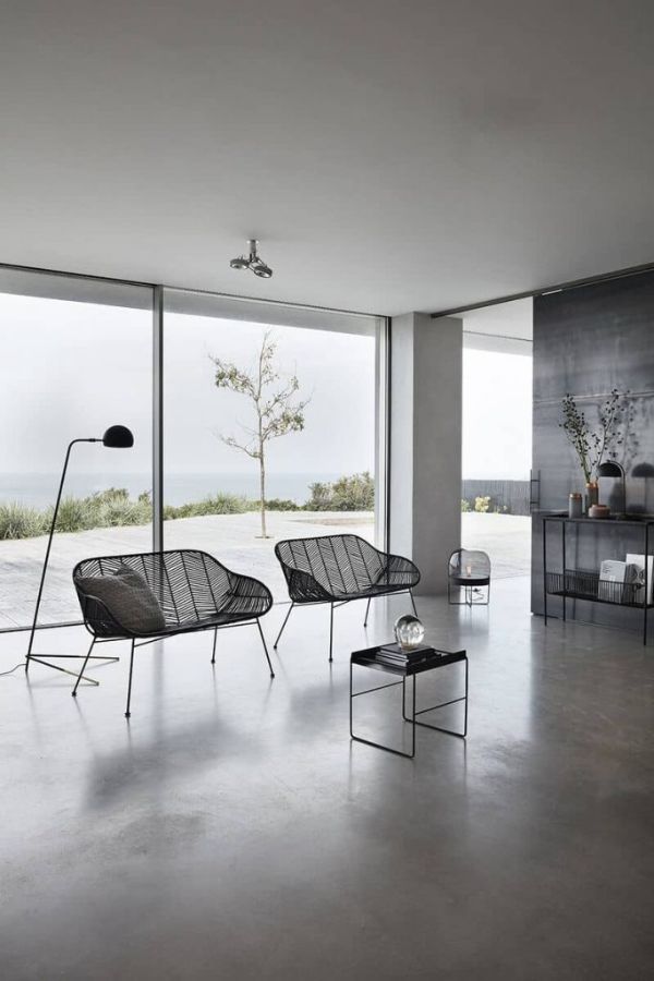 Czarna biurkowa lampa Form z szerokim kloszem