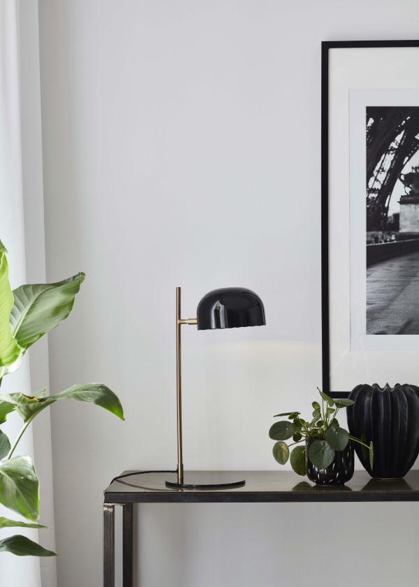 Czarna lampa biurkowa Pose z złotym ramieniem