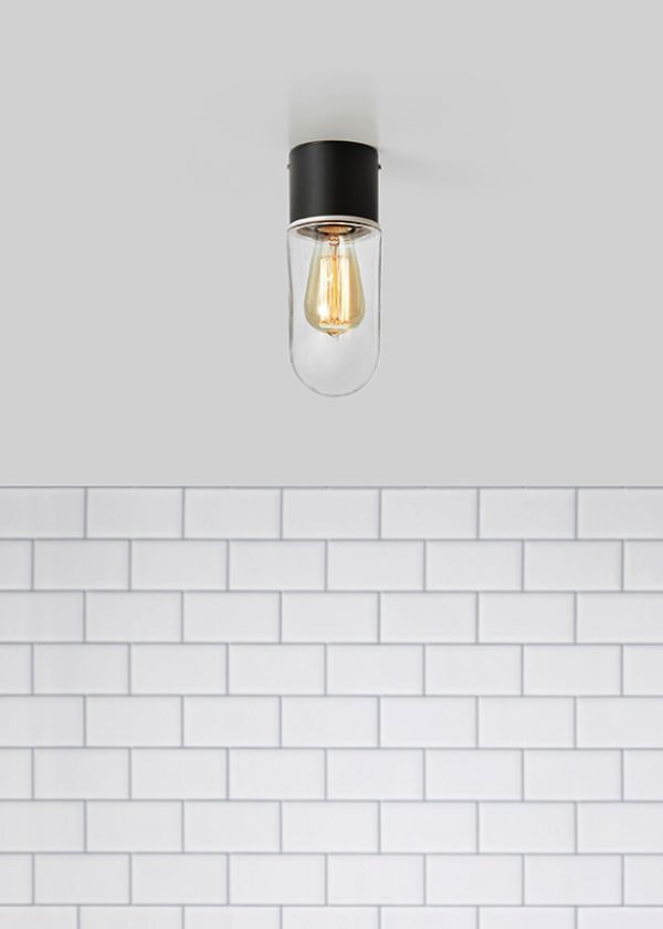 Czarna lampa łazienkowa Zen z transparentnym szklanym kloszem i klasą szczelności IP44