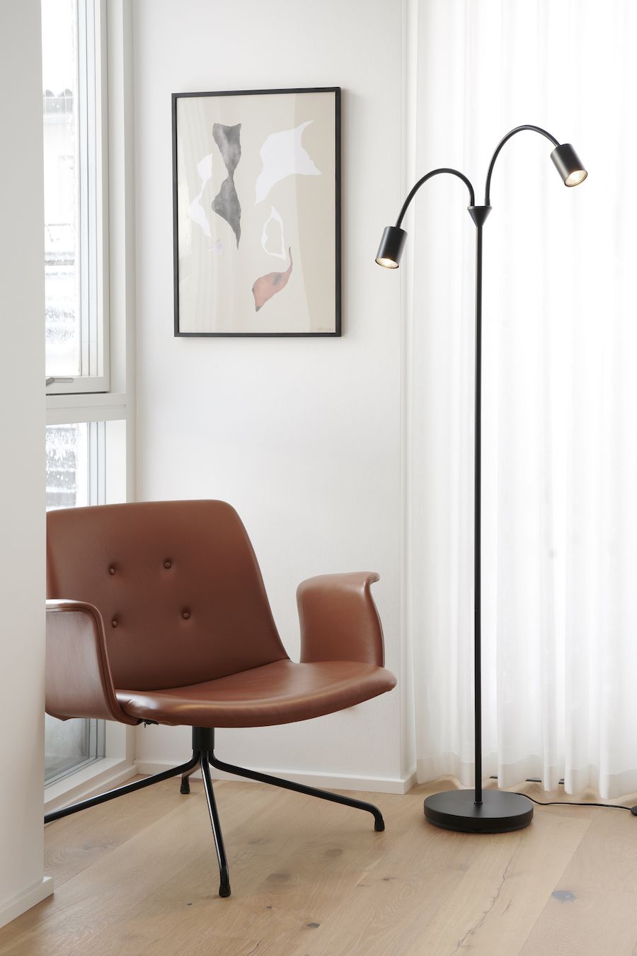 Czarna lampa podłogowa Explore z elastycznymi ramionami