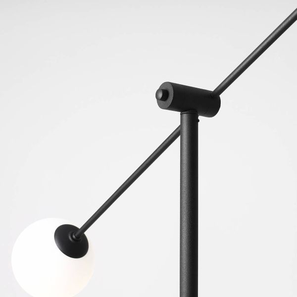 Czarna lampa podłogowa Ohio z białymi kloszami