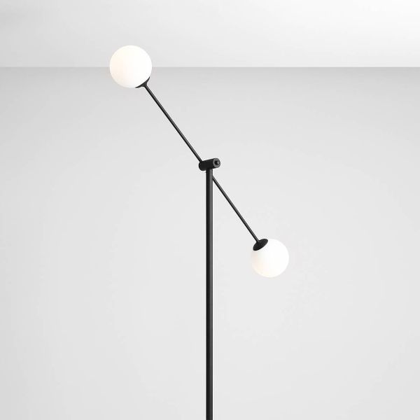 Czarna lampa podłogowa Ohio z białymi kloszami