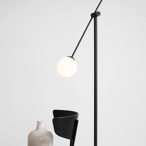 Czarna lampa podłogowa Ohio z białymi kloszami
