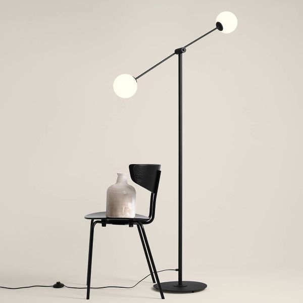 Czarna lampa podłogowa Ohio z białymi kloszami