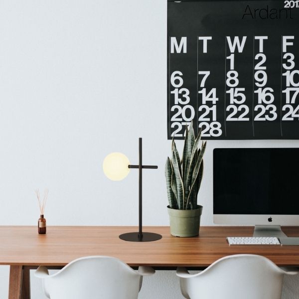 Czarna lampa stołowa Cellar ze szklaną kulą