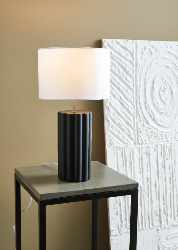Czarna lampa stołowa Column z białym abażurem
