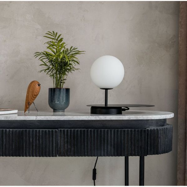 Czarna lampa stołowa Hanea St z metalową półką