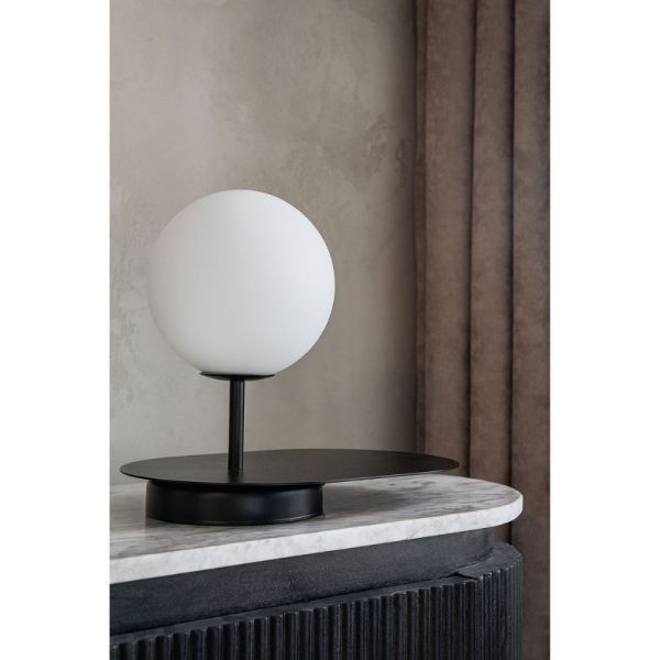 Czarna lampa stołowa Hanea St z metalową półką
