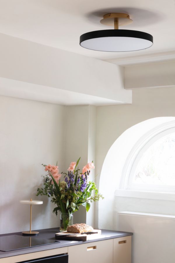 Czarna lampa sufitowa Asteria Up M o średnicy 43 cm z wbudowanym oświetleniem LED