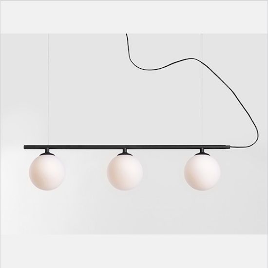 Czarna lampa wisząca Beryl z trzema białymi kulami do salonu