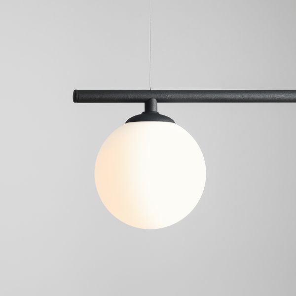 Czarna lampa wisząca Beryl z trzema białymi kulami do salonu
