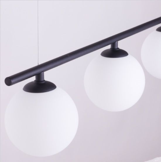 Czarna lampa wisząca Beryl z trzema białymi kulami do salonu