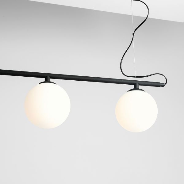Czarna lampa wisząca Beryl z trzema białymi kulami do salonu