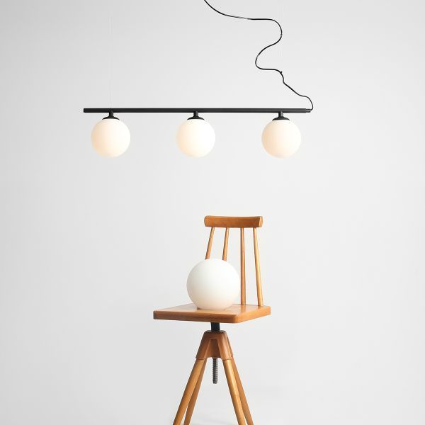 Czarna lampa wisząca Beryl z trzema białymi kulami do salonu