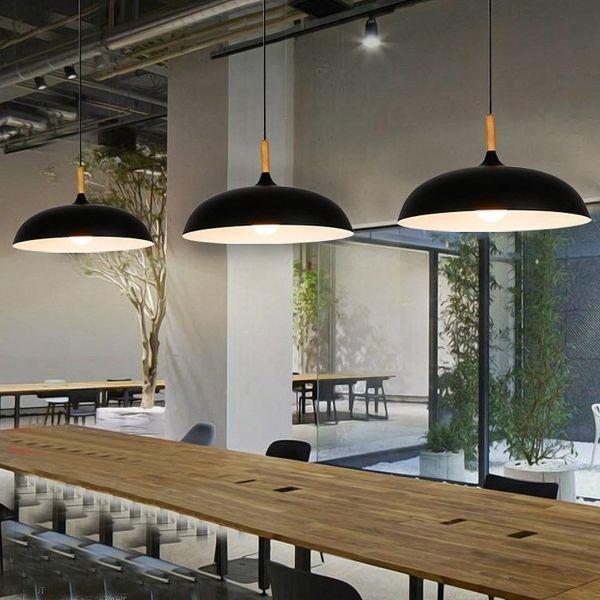 Czarna lampa wisząca Saucer o średnicy 45 cm