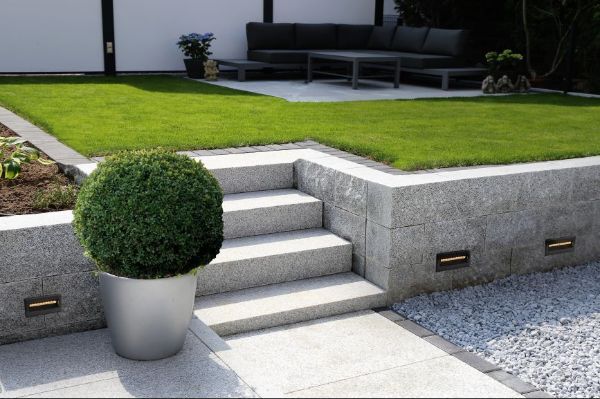 Czarna oprawa schodowa Bay M LED