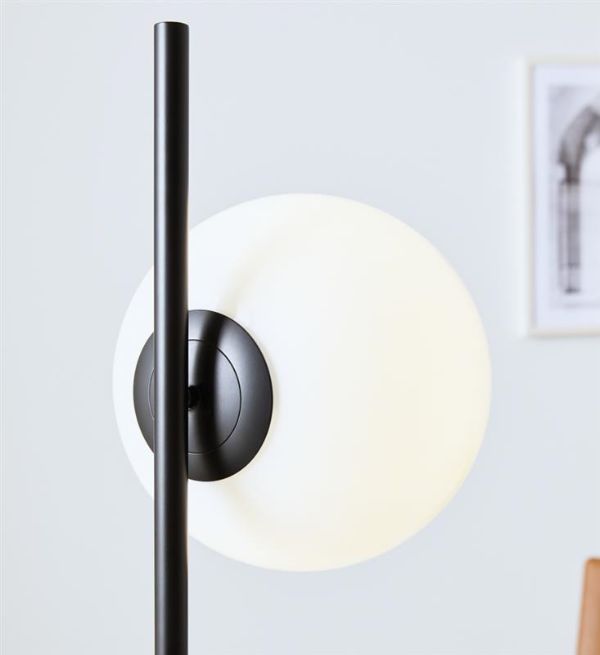 Czarna podłogowa lampa Dione z mlecznym kloszem w kształcie kuli