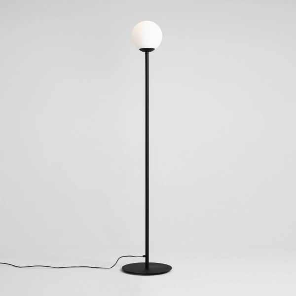 Czarna podłogowa lampa Pinne ze szklanym kloszem