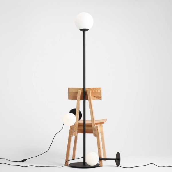 Czarna podłogowa lampa Pinne ze szklanym kloszem