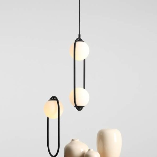 Czarna podwójna lampa wisząca Elli z mlecznymi kloszami
