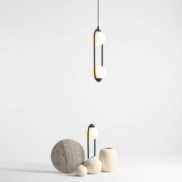 Czarna podwójna lampa wisząca Elli z mlecznymi kloszami