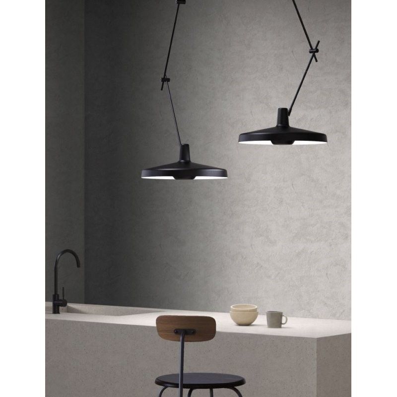 Czarna, regulowana lampa sufitowa Arigato 45
