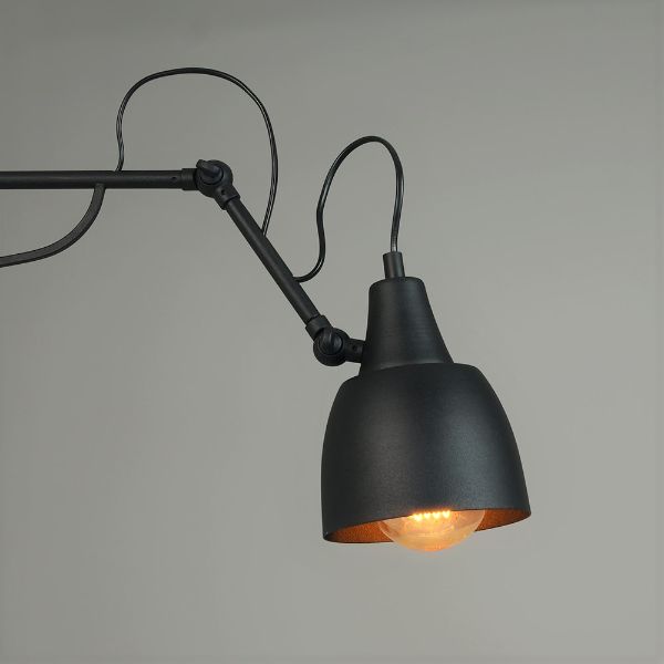 Czarna ścienna lampa Soho z możliwością regulacji w różnych kierunkach.