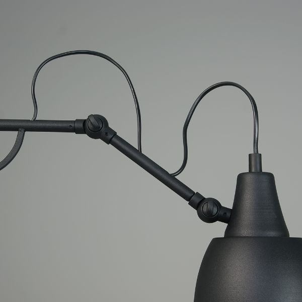 Czarna ścienna lampa Soho z możliwością regulacji w różnych kierunkach.